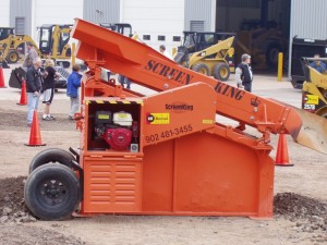 ScreenKing Mini, portable screener, with the wheels in the rolled-back position, for better stability when screening